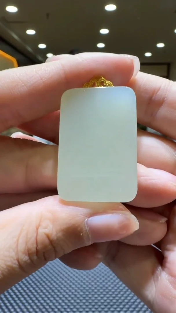 颈饰18K金镶嵌和田玉挂件