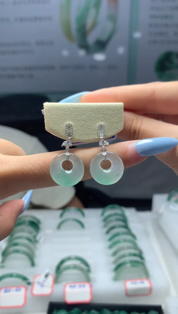 吊坠(不含链)未镶嵌石英质玉（非洲翠）1