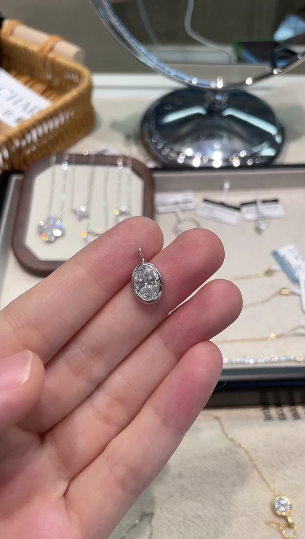 合成钻石18K金镶嵌颈饰椭圆吊坠1.5ct