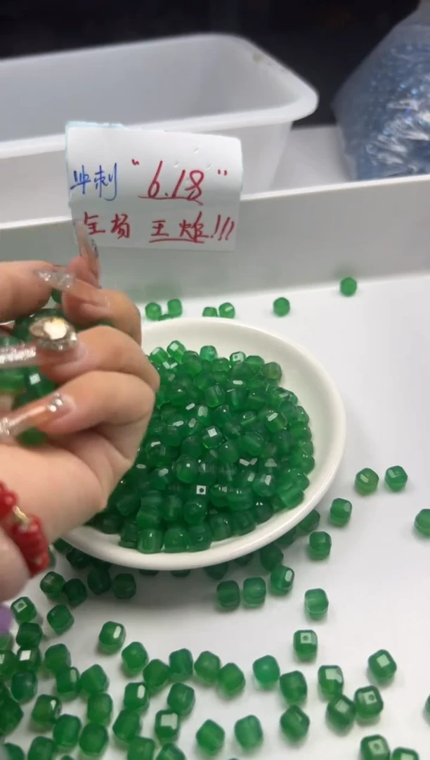 玛瑙/玉髓颈饰未镶嵌w1112冰阳绿方糖7*7mm*10颗