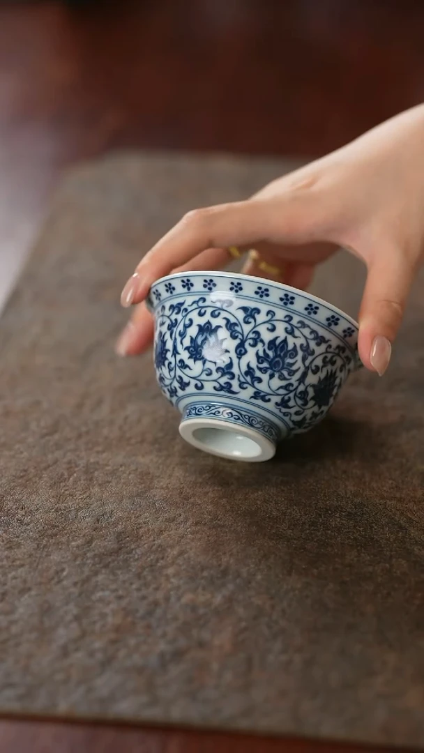 记石柴窑缠枝莲狮心压手杯