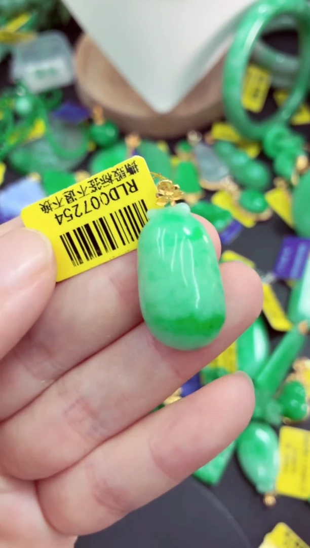 吊坠(不含链)未镶嵌翡翠挂件