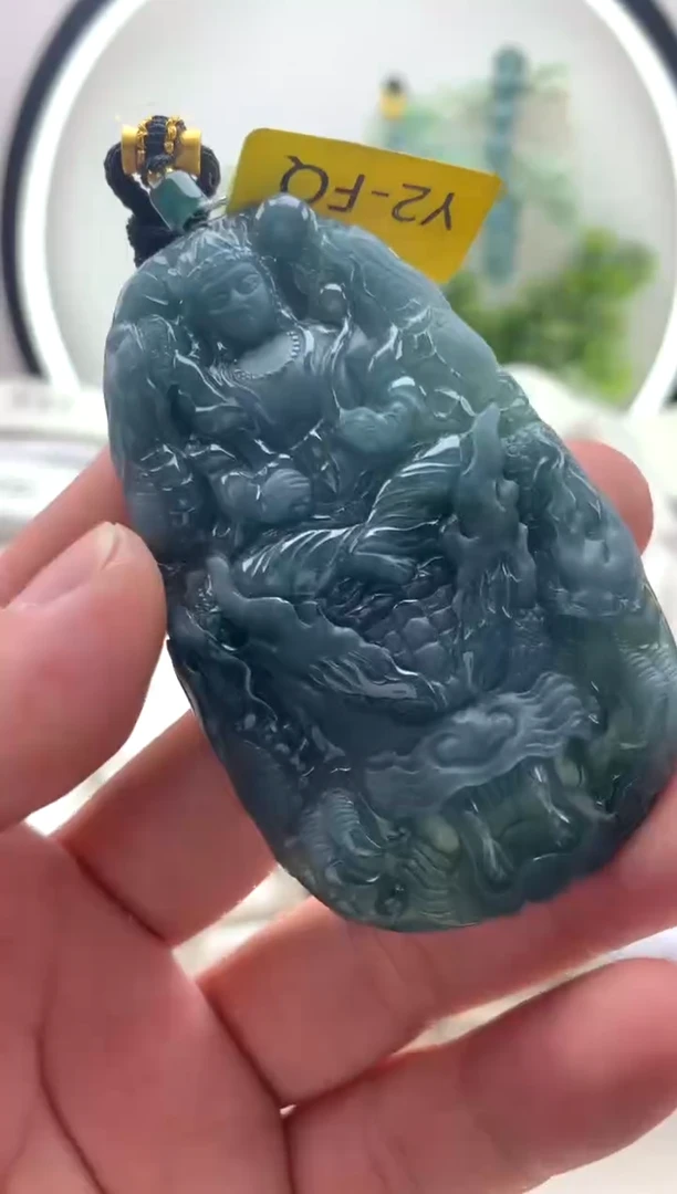 翡翠未镶嵌颈饰虚空藏