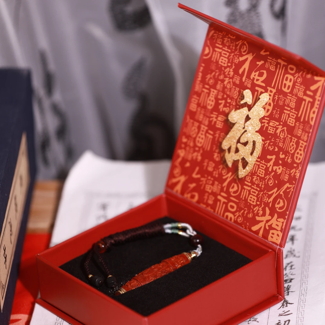 小叶紫檀六字真言圆雕挂件，里面装有紫金沙，带礼盒