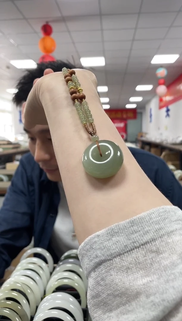 和田玉未镶嵌颈饰葡萄肉平安扣吊坠一件