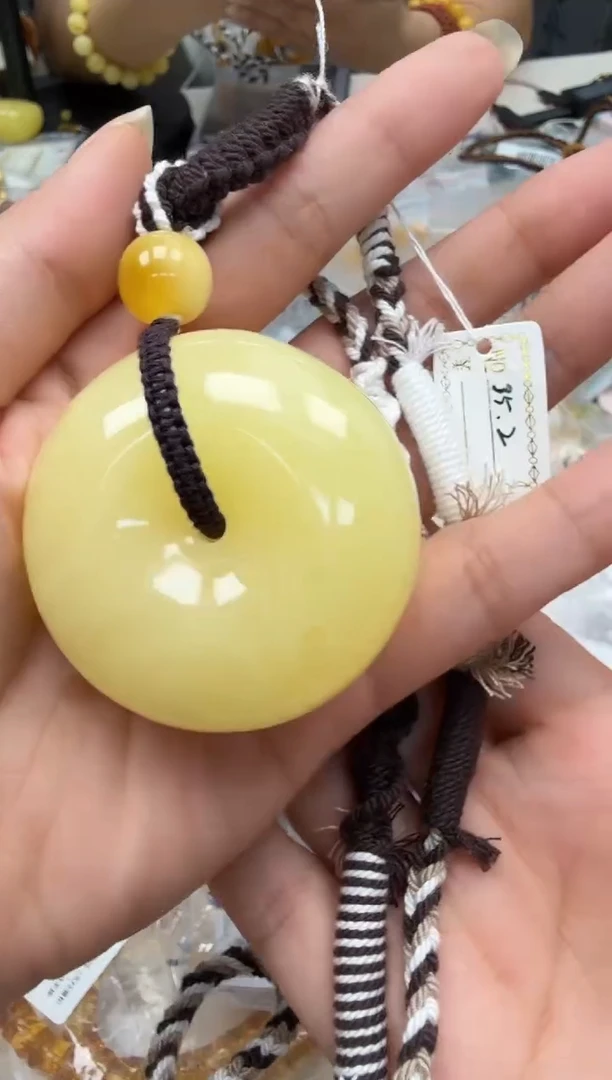 未镶嵌琥珀裸石如图