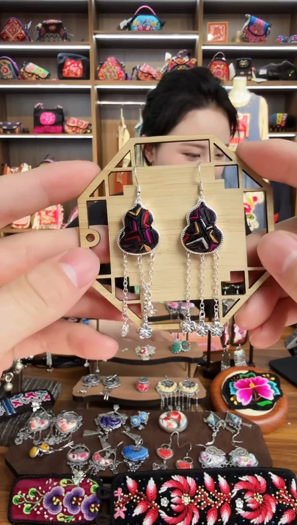 【闪购商品】织绣18蒙阿苏苗绣传承