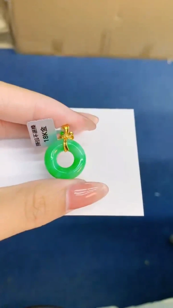 翡翠18K金镶嵌颈饰           1