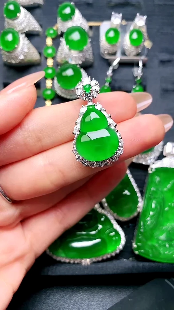 【闪购商品】翡翠吊坠(赠链)未镶嵌葫芦吊坠