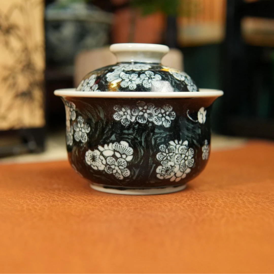 《芊山瓷语》黑底地冰梅布袋盖碗-手工手绘