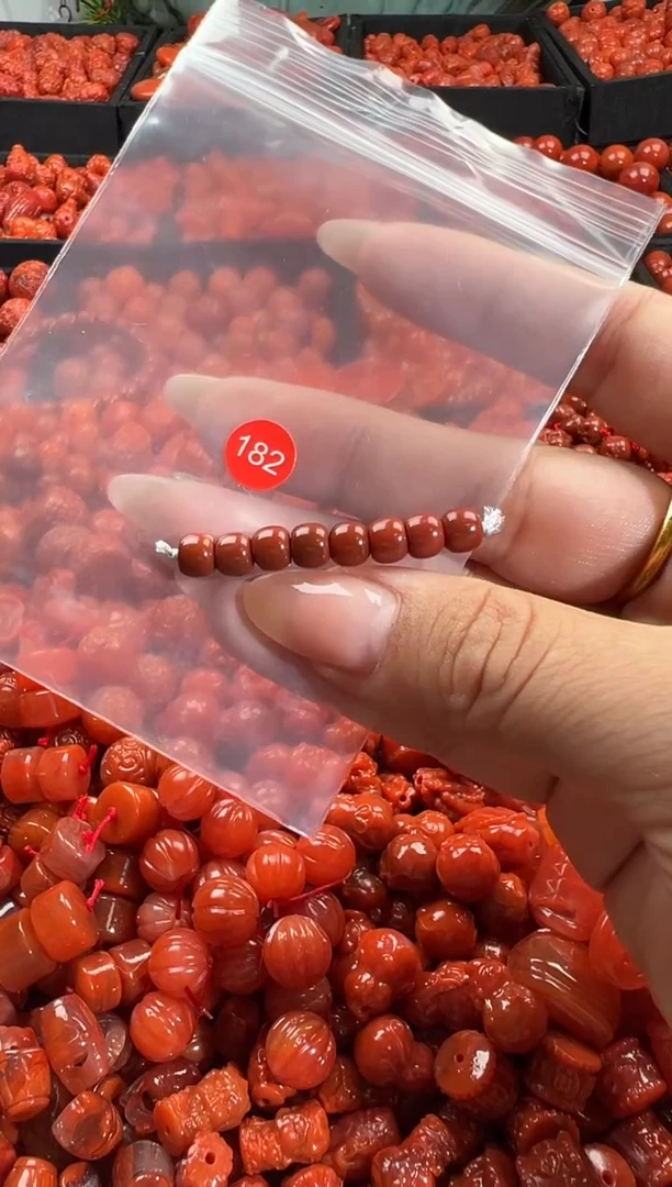 颈饰未镶嵌南红玛瑙1