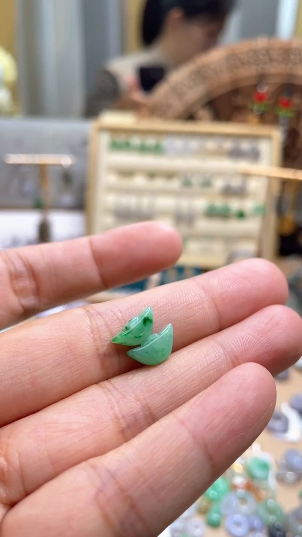 【闪购商品】翡翠颈饰未镶嵌元宝一对