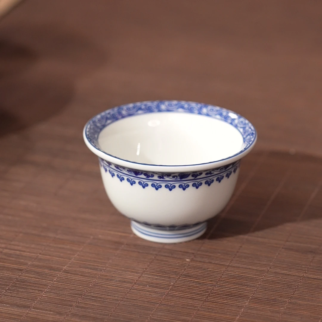 青花釉下宝相缠枝莲大压手口径9高5容量100cc