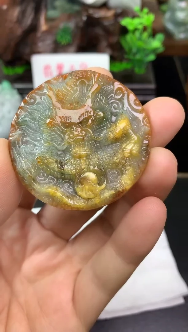 颈饰未镶嵌翡翠执****?龙牌