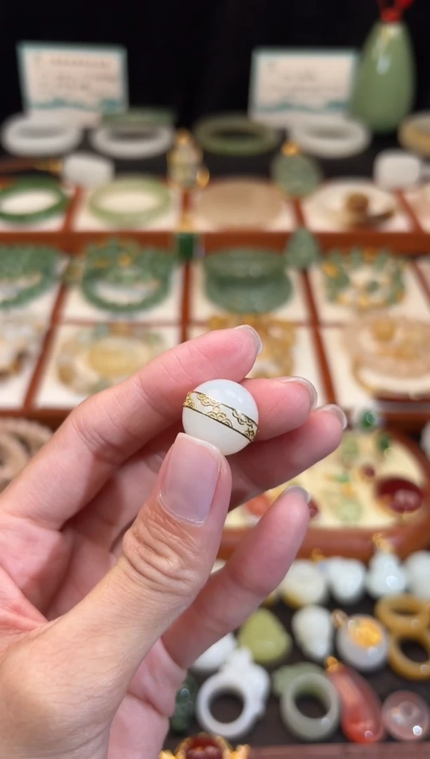 18K金镶嵌和田玉挂件福利