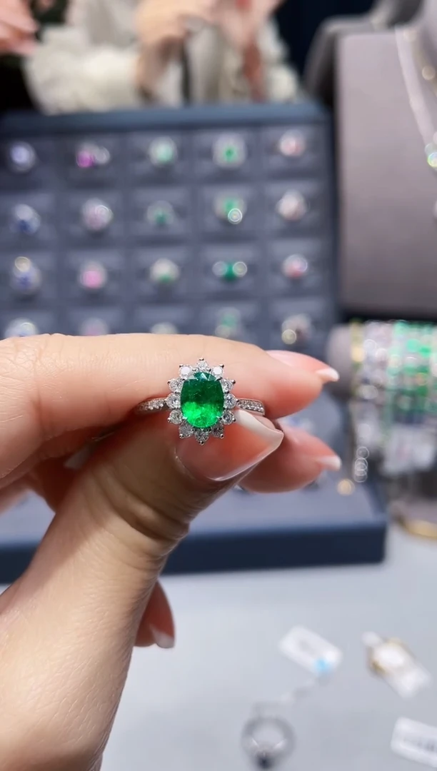 【闪购商品】祖母绿戒指18K金镶嵌0.90克拉