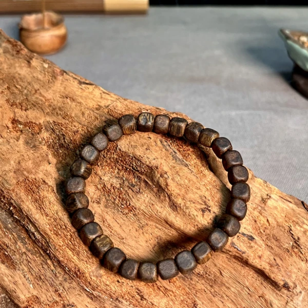 沉香【梨香佰世】海南绿奇楠卡 6mm方糖珠单圈沉香手串多样性发一