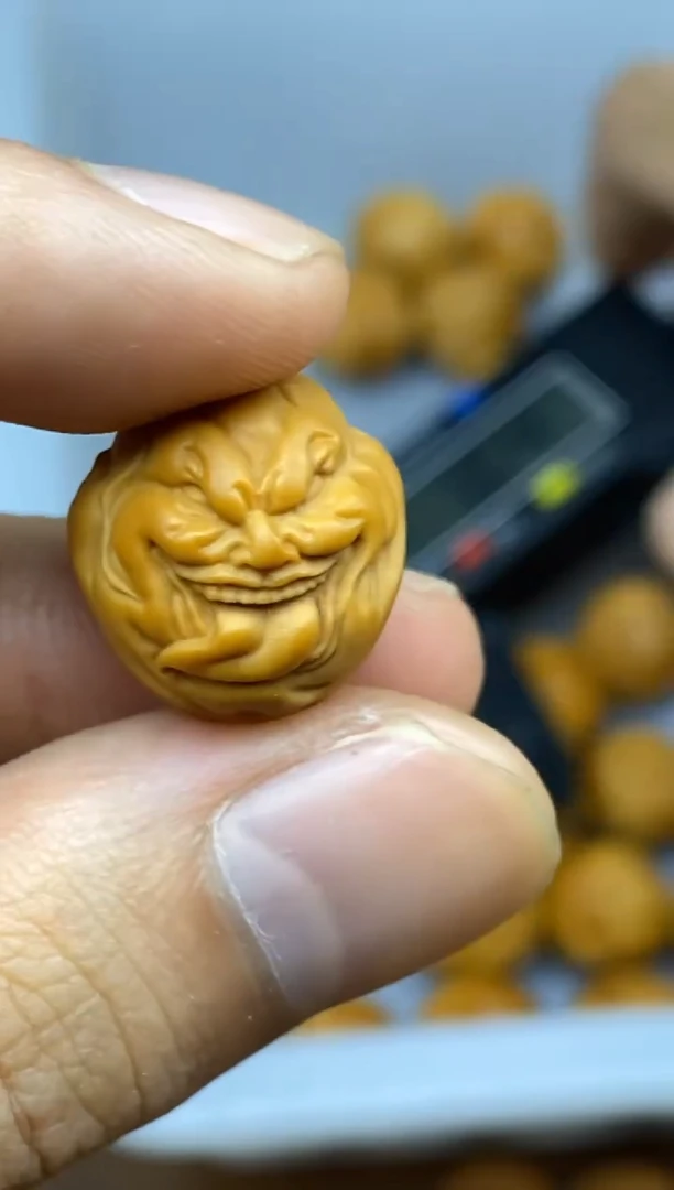 猴头核桃吊坠大舌头 舔僧