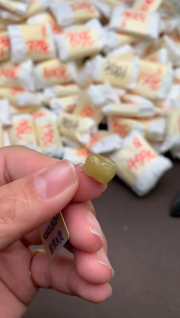 翡翠挂件未镶嵌 —