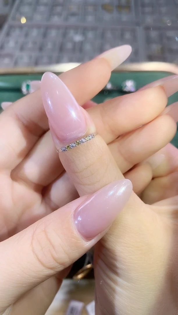 18K金镶嵌戒指钻石戒指