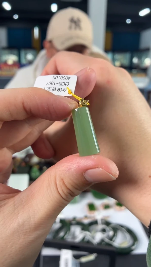 颈饰18K金镶嵌和田玉吊坠