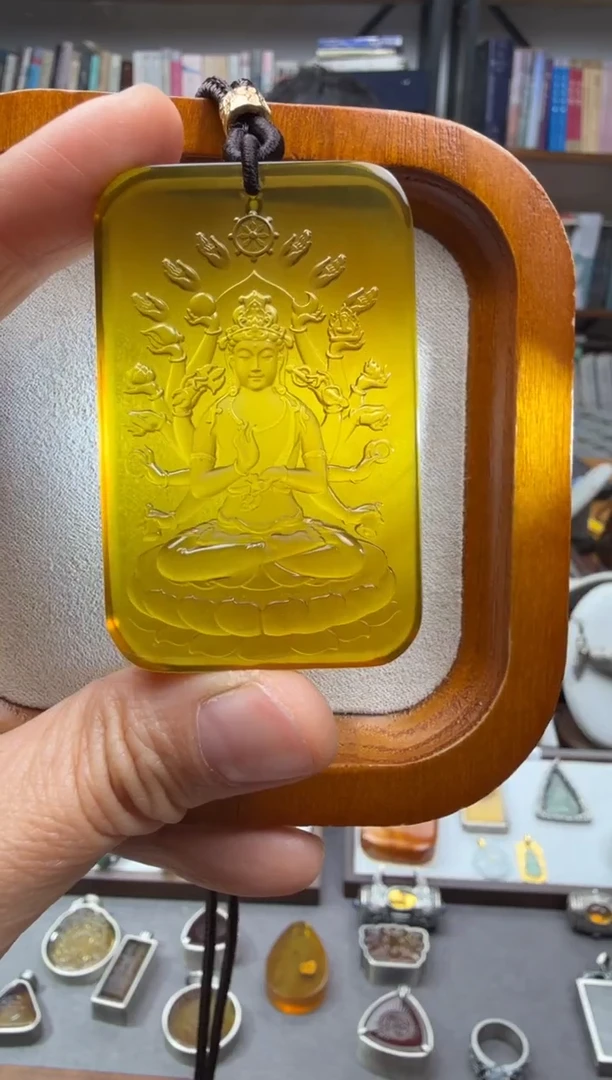 琥珀颈饰未镶嵌千手观音