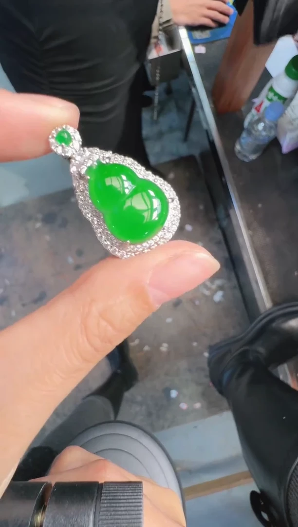 未镶嵌定制翡翠A货有轻微色差属于正常现象，葫芦1