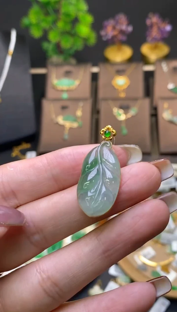 翡翠18K金镶嵌颈饰叶子吊坠13629