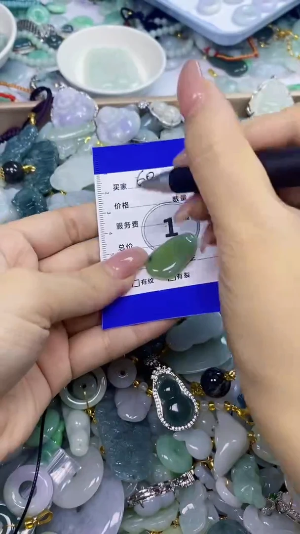 翡翠未镶嵌颈饰天然翡翠吊坠！