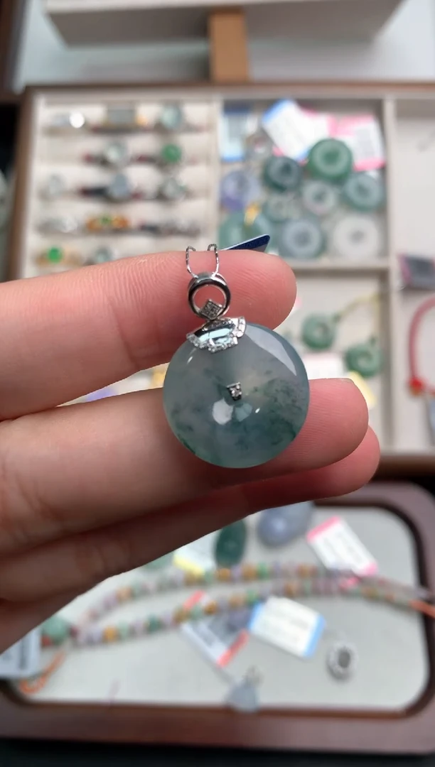 18K金镶嵌挂件翡翠一