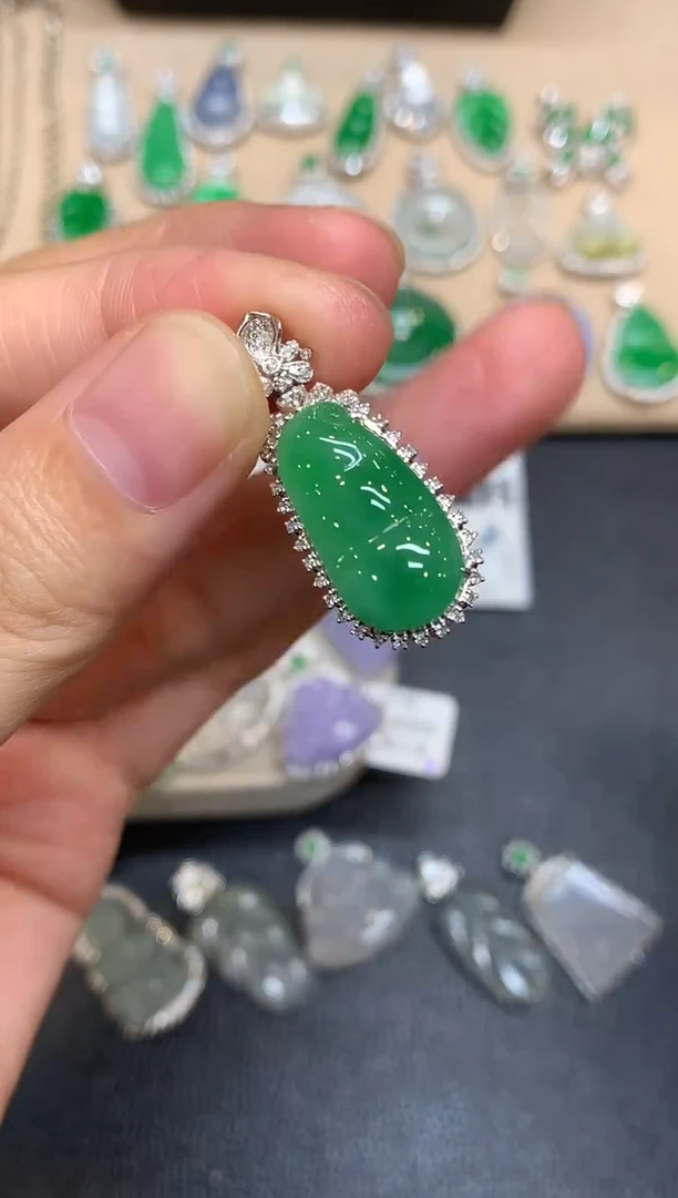 颈饰18K金镶嵌翡翠福豆【无服务费