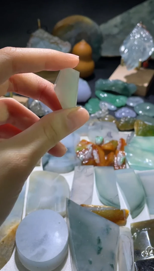 翡翠未镶嵌胸饰材料