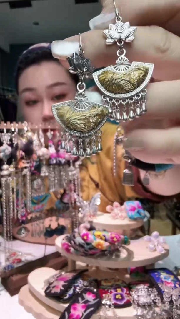 刺绣纯手工苗绣非遗耳环