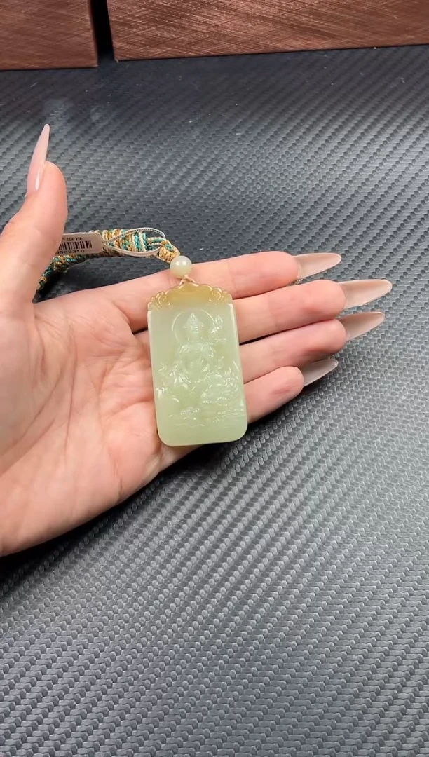 吊坠(赠链)未镶嵌和田玉若羌微色差吊坠