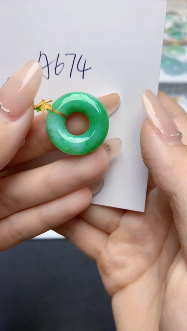 翡翠18K金镶嵌颈饰天然缅甸A货翡翠