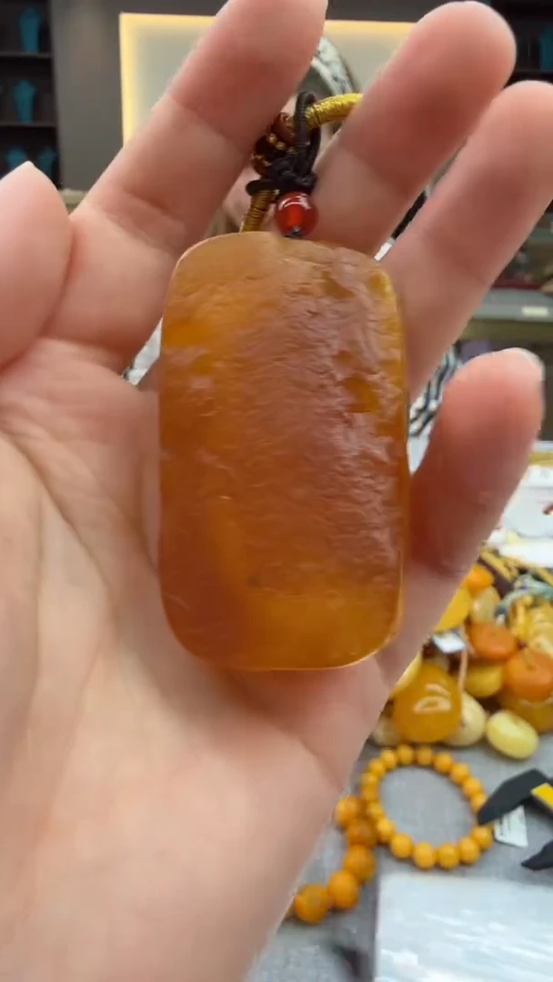 琥珀颈饰未镶嵌74秒拍号 假一罚三