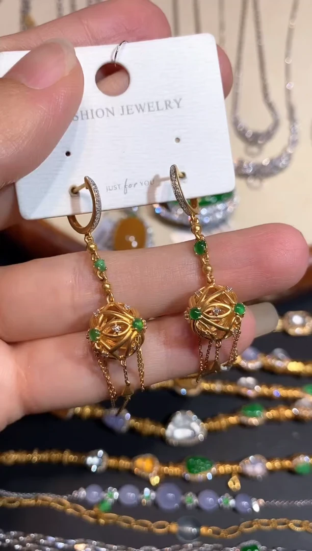 颈饰18K金镶嵌翡翠耳钉