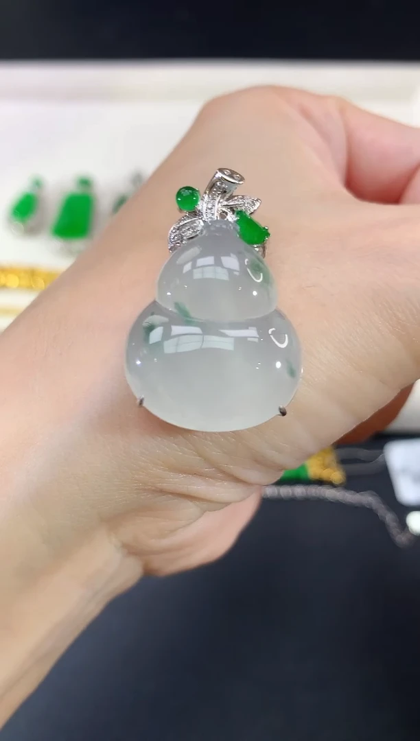 吊坠(不含链)18K金镶嵌翡翠葫芦|6980