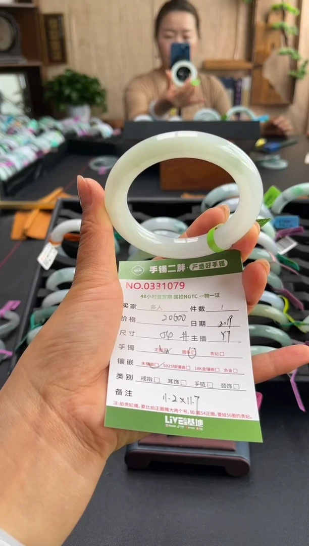 【闪购商品】翡翠手镯（圆镯）未镶嵌多人