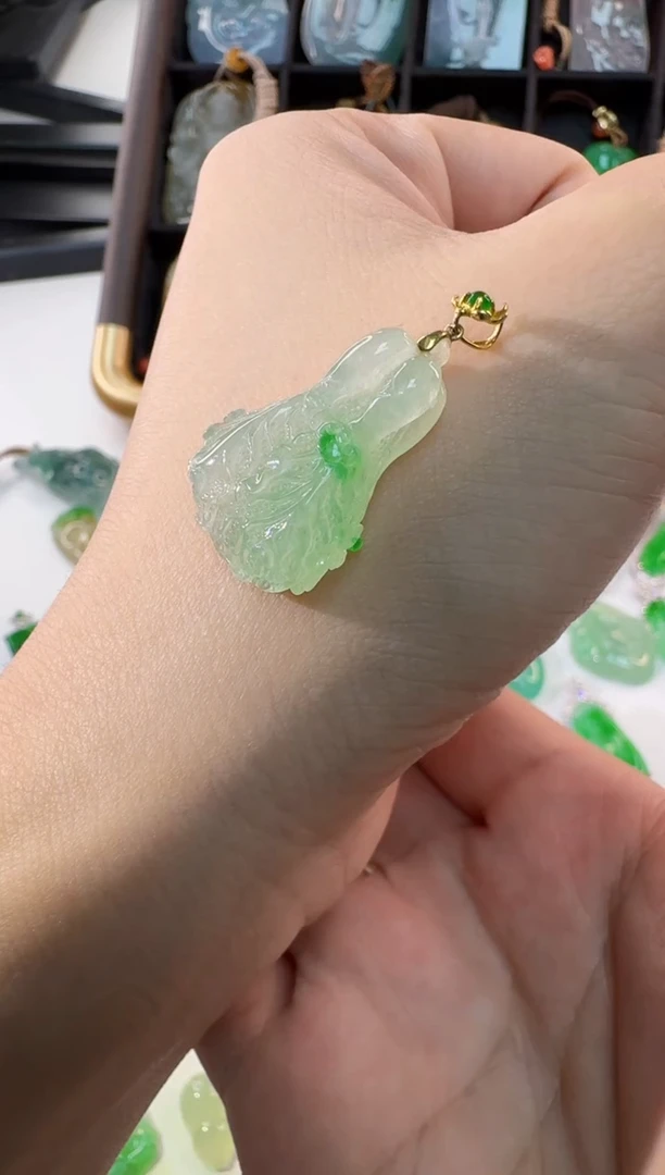 颈饰18K金镶嵌翡翠缅甸A货翡翠