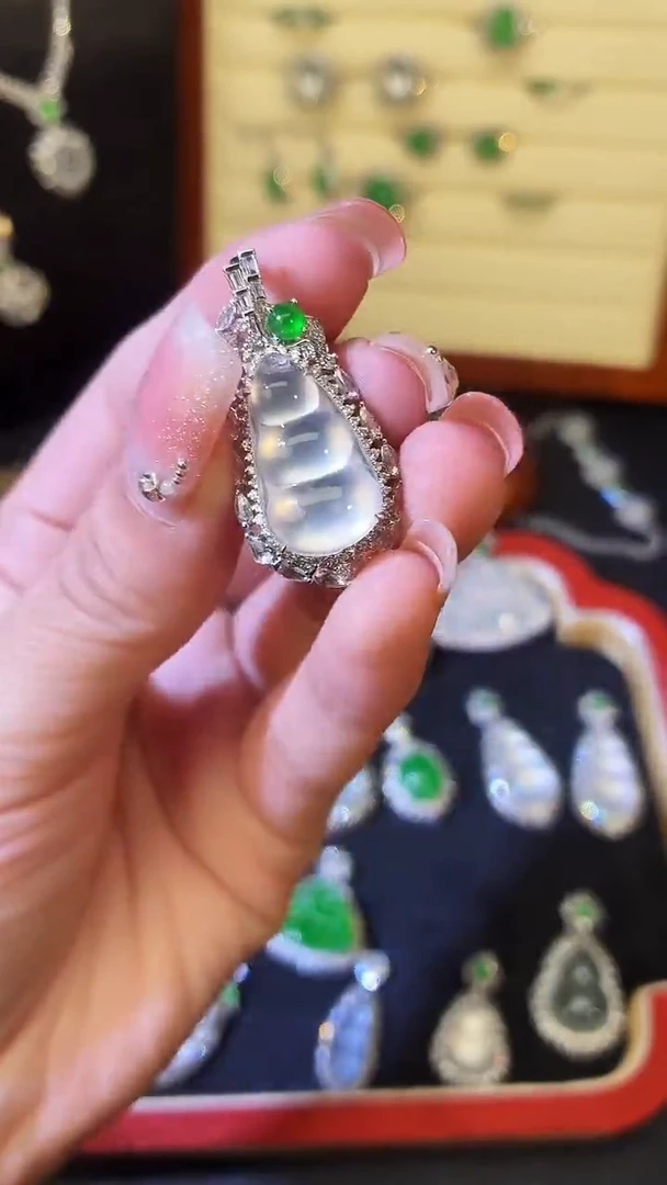 颈饰18K金镶嵌翡翠福豆