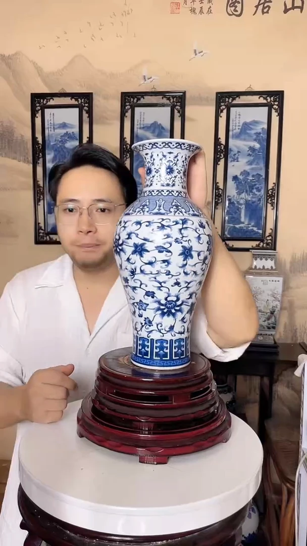 摆件青花缠枝莲鱼尾瓶
