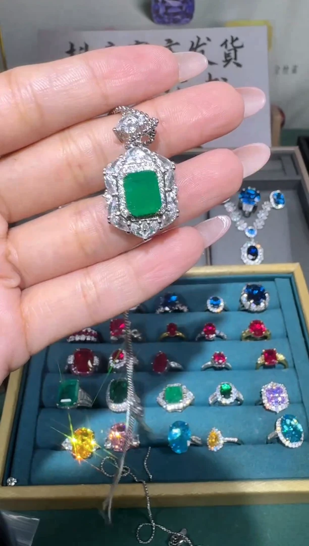 颈饰18K金镶嵌祖母绿0