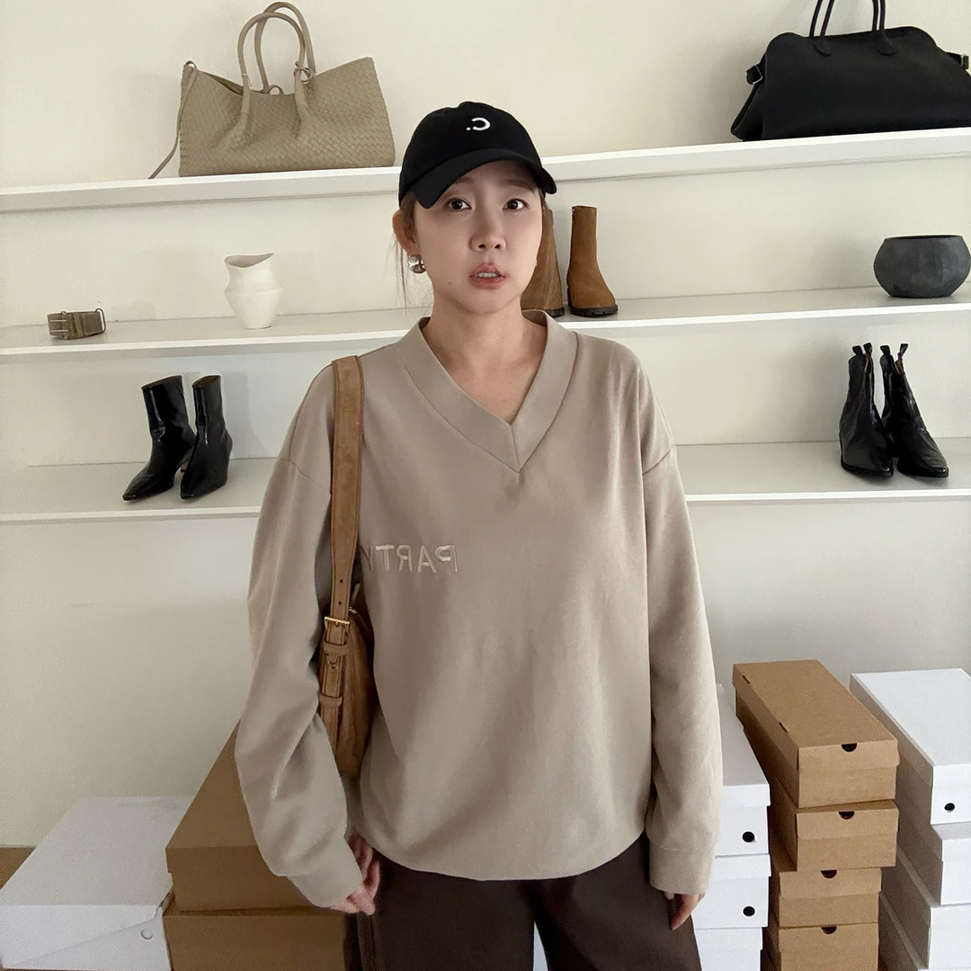 widelia陈姬儿秋季复古美式V领字母卫衣女慵懒风宽松上衣8130