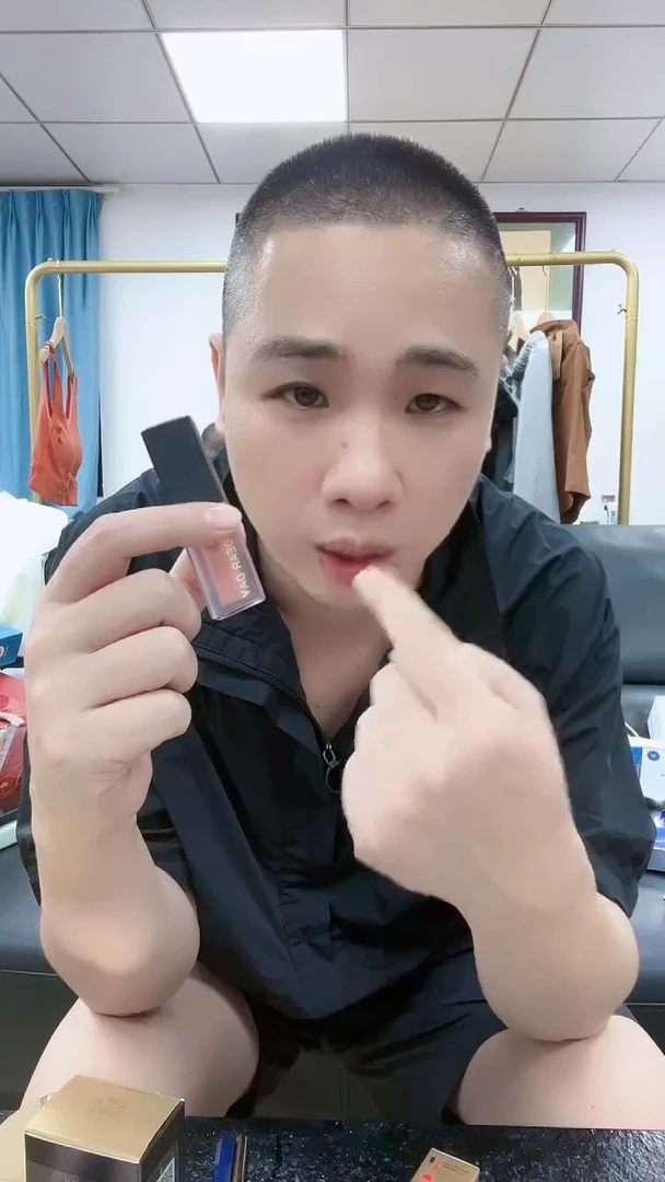 20250716004 521色号唇釉2支