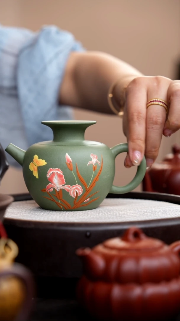 茶壶紫砂豆青砂公道壶泥绘蝶恋花