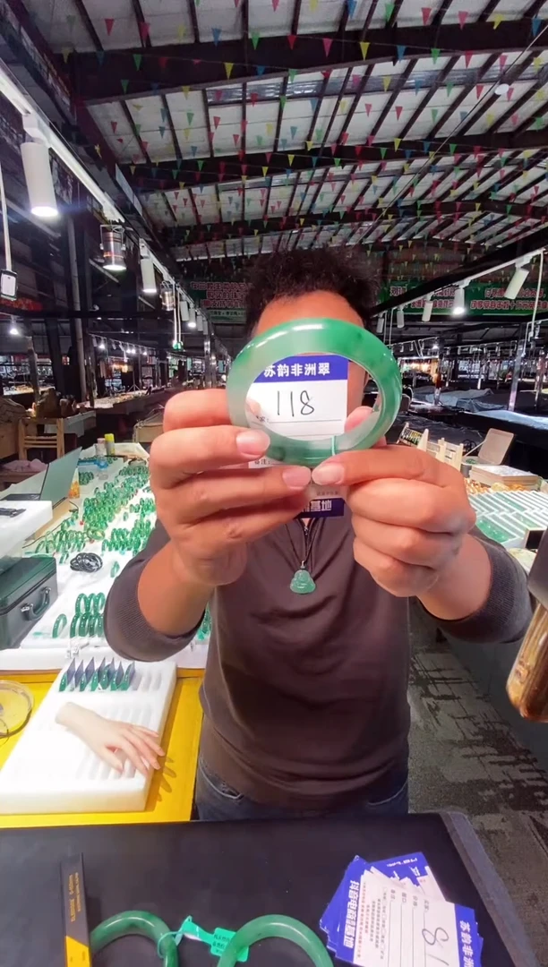 未镶嵌手镯石英质玉（非洲翠）61+