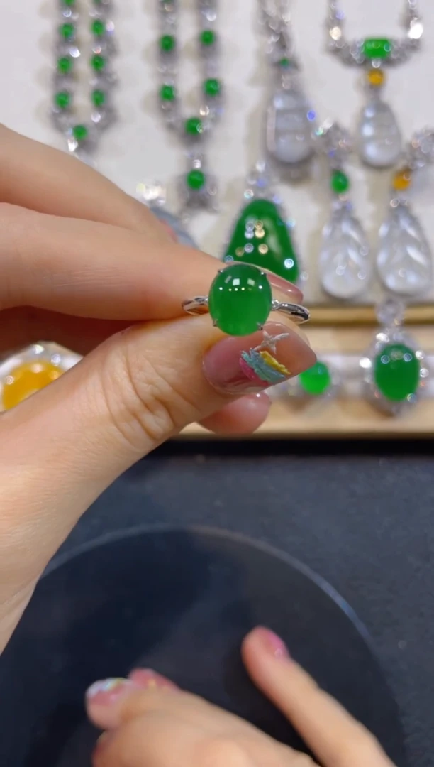 颈饰18K金镶嵌翡翠团购1