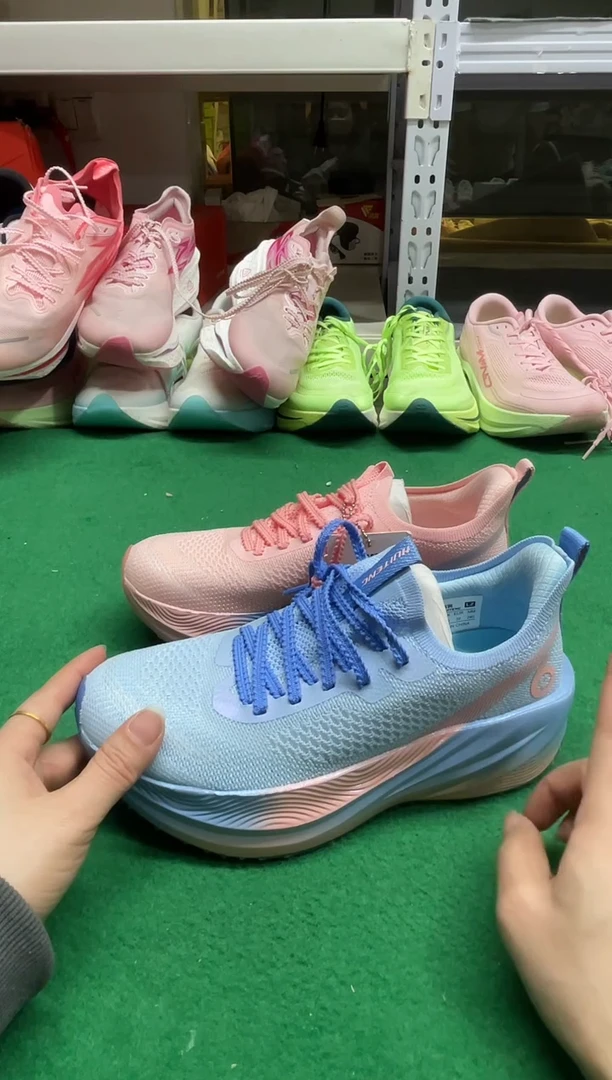 喜****”这是个大鞋店家的鞋338