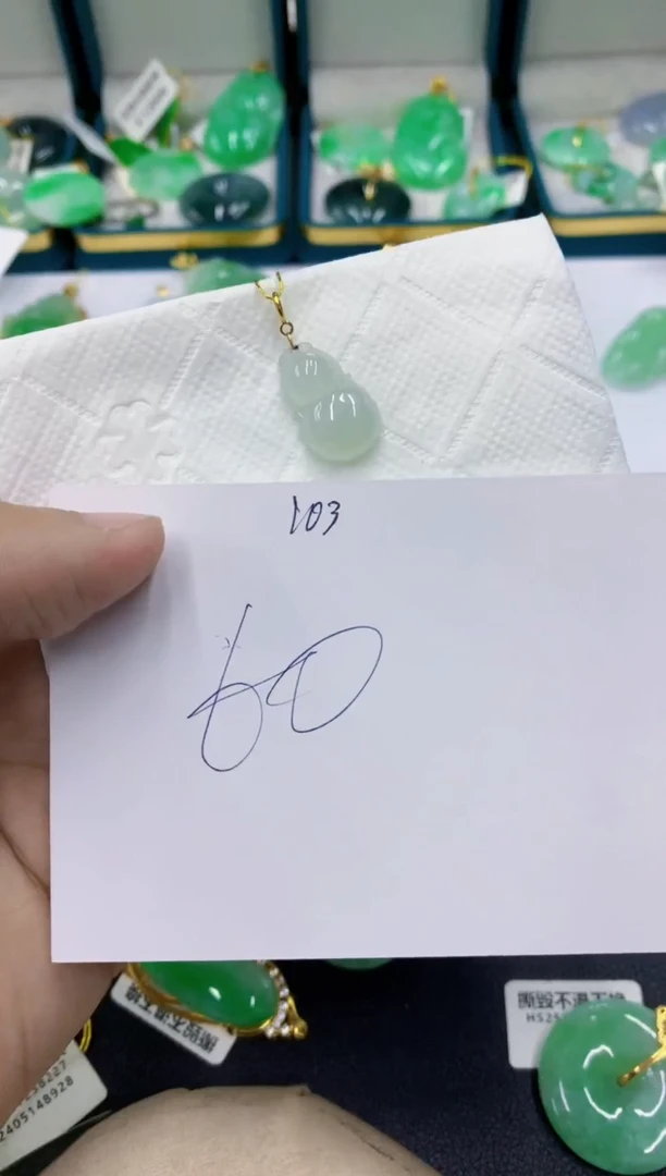 颈饰18K金镶嵌翡翠琴**欢翡翠